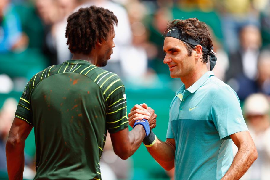 Il saluto tra Federer e Monfils a fine partita (Getty Images)